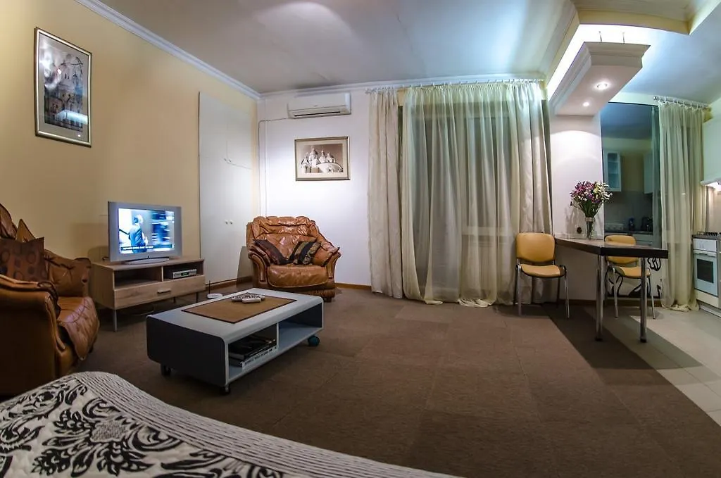 Apartment Triokhsviatytelskaya Street 3 キエフ