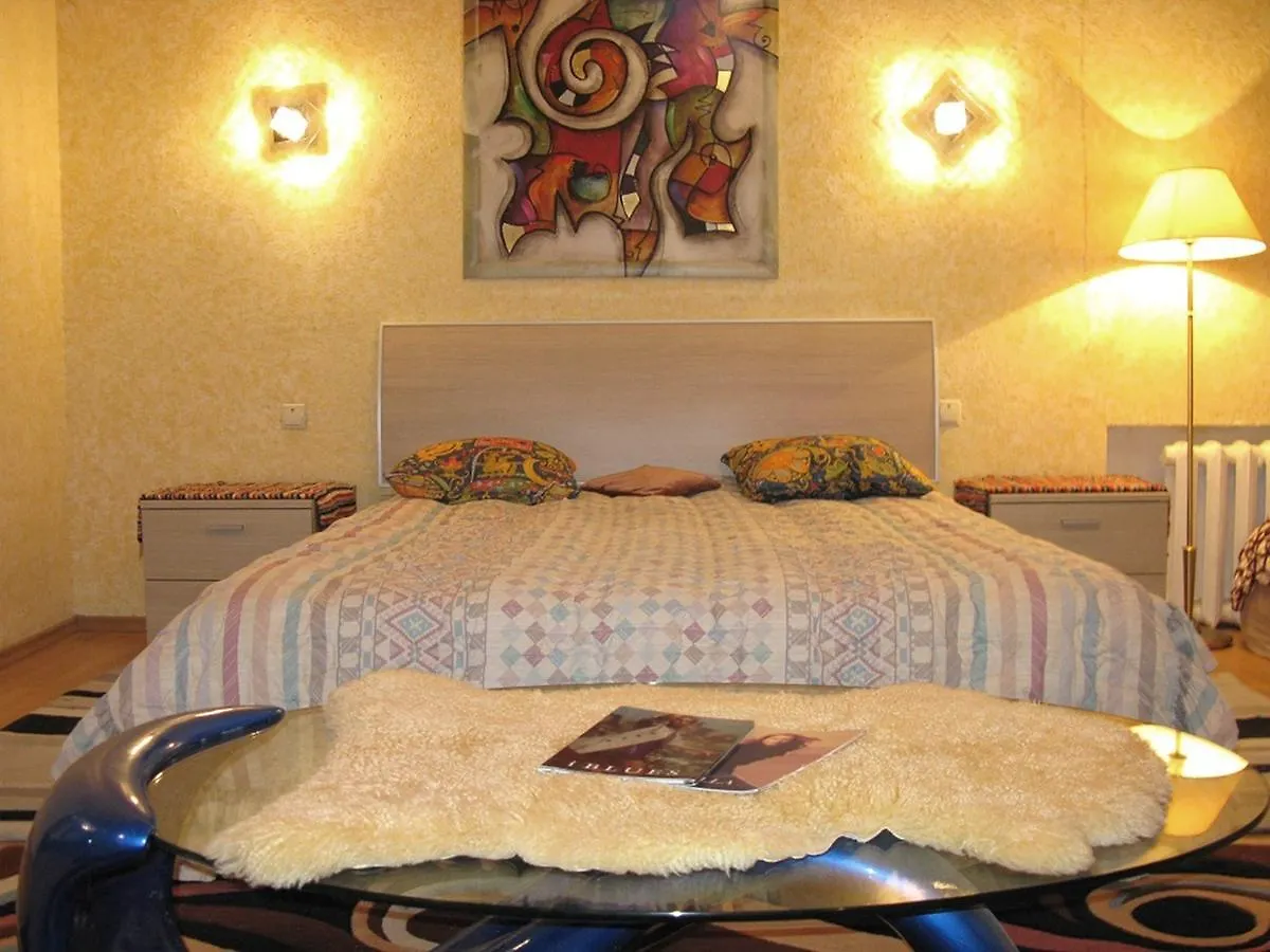 Apartment Triokhsviatytelskaya Street 3 キエフ